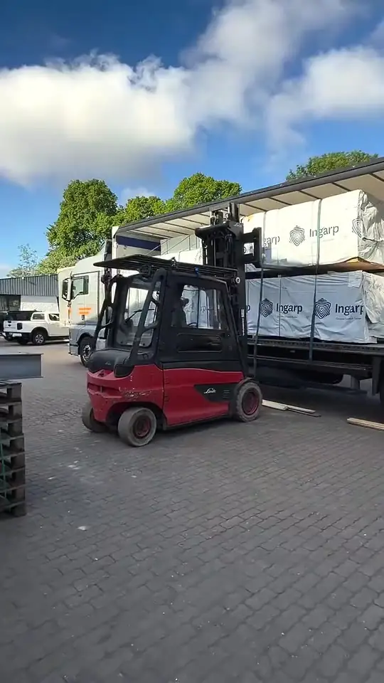Gabelstapler belädt einen LKW auf dem Hof des Palettenzentrums